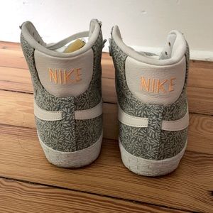 Nike size 8 Womens hi top sneaker